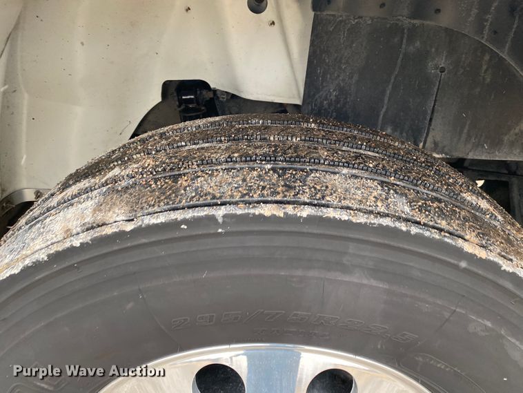 image for item JN9201 2012 International 8600  semi truck