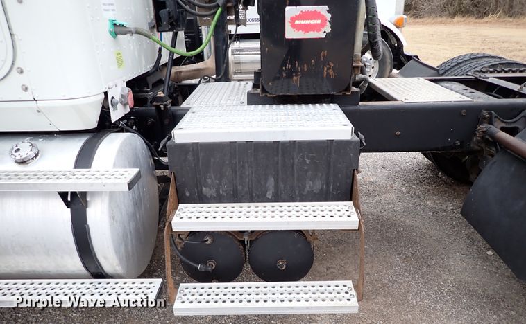 image for item JO9738 2008 International 9200i  semi truck