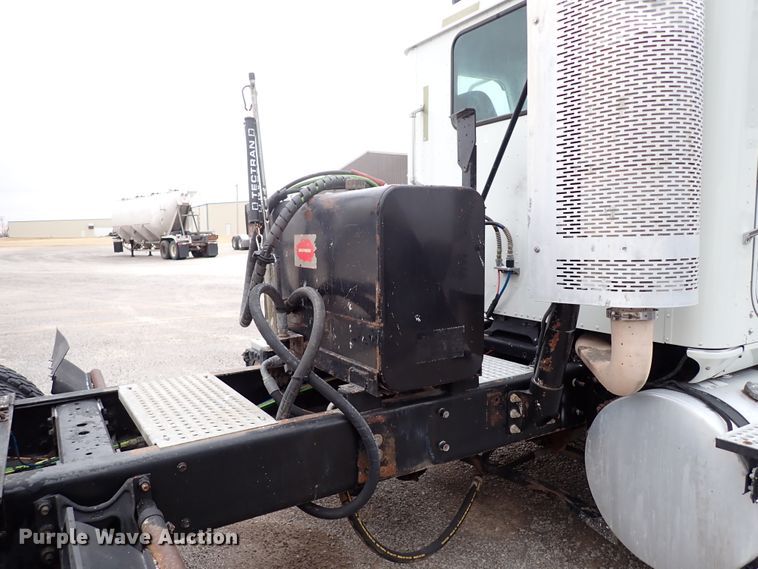 image for item JO9738 2008 International 9200i  semi truck