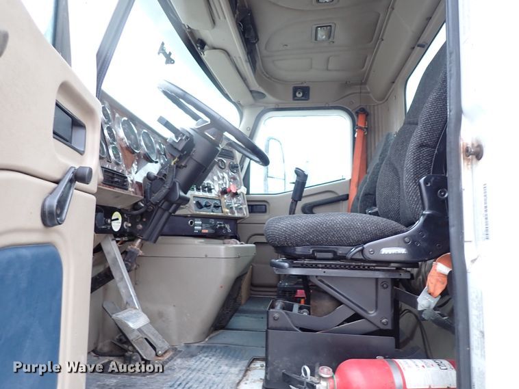 image for item JO9738 2008 International 9200i  semi truck