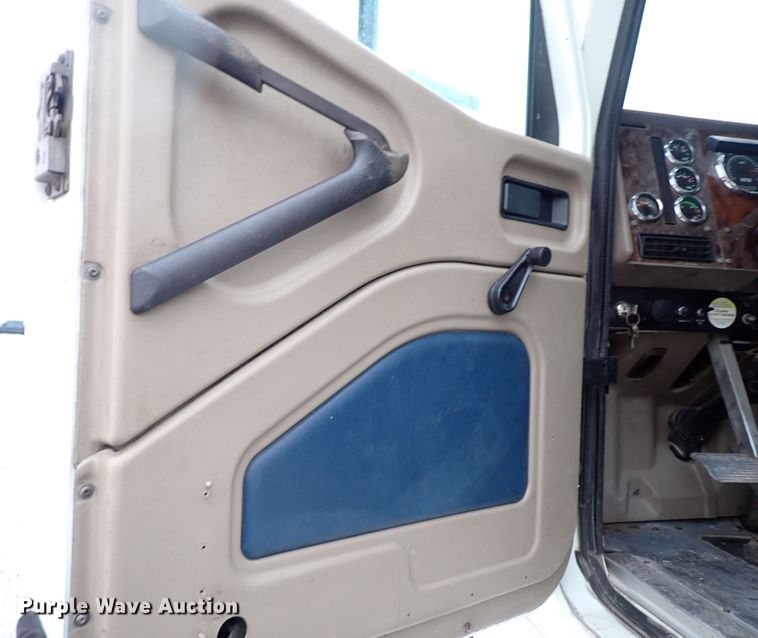 image for item JO9738 2008 International 9200i  semi truck