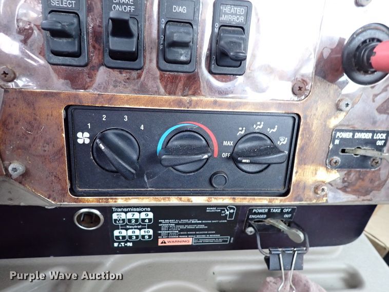 image for item JO9738 2008 International 9200i  semi truck