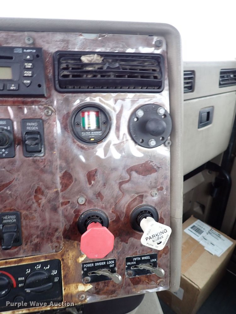 image for item JO9738 2008 International 9200i  semi truck