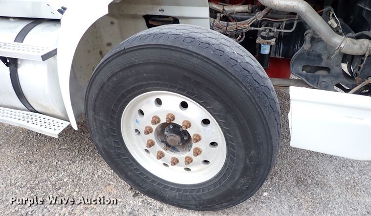 image for item JO9738 2008 International 9200i  semi truck