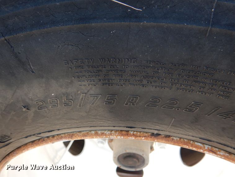 image for item JS9689 1997 Utility VS2DC  dry van trailer