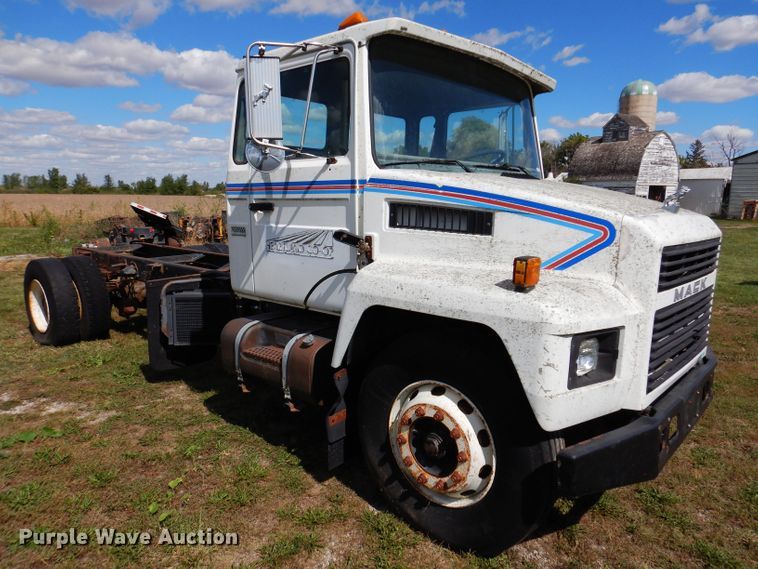 image for item KA9373 1998 Mack CS300P  truck cab and chassis