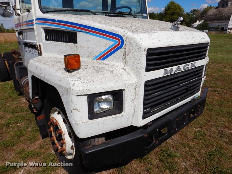 image for item KA9373 1998 Mack CS300P  truck cab and chassis