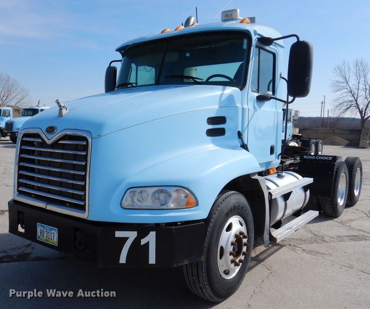 image for item KG9964 2000 Mack CX613  semi truck