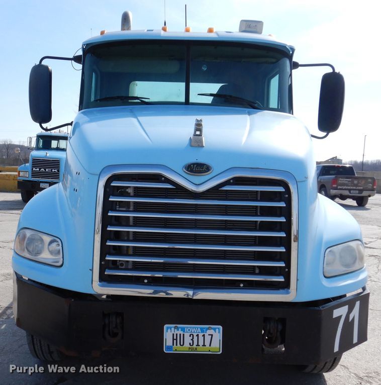 image for item KG9964 2000 Mack CX613  semi truck