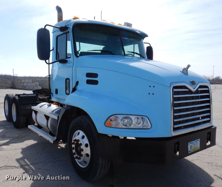 image for item KG9964 2000 Mack CX613  semi truck