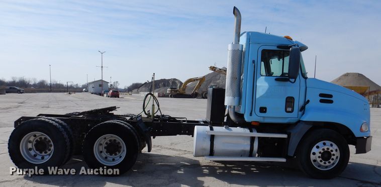 image for item KG9964 2000 Mack CX613  semi truck