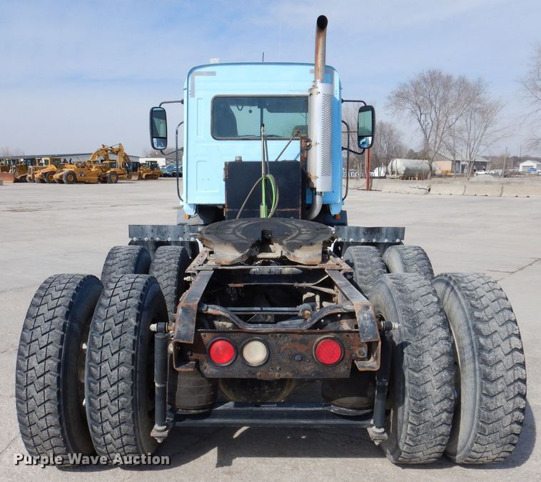 image for item KG9964 2000 Mack CX613  semi truck