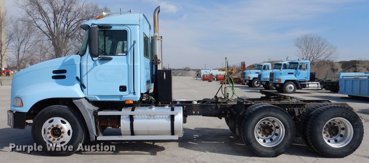 image for item KG9964 2000 Mack CX613  semi truck