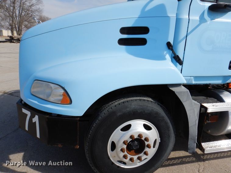 image for item KG9964 2000 Mack CX613  semi truck