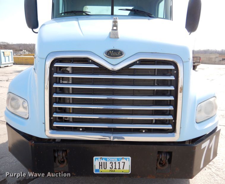 image for item KG9964 2000 Mack CX613  semi truck