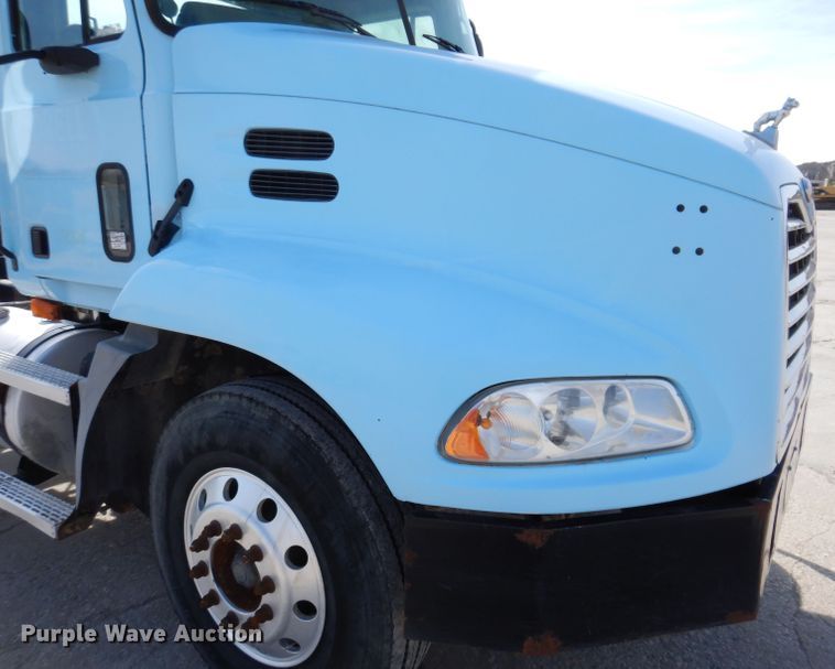 image for item KG9964 2000 Mack CX613  semi truck