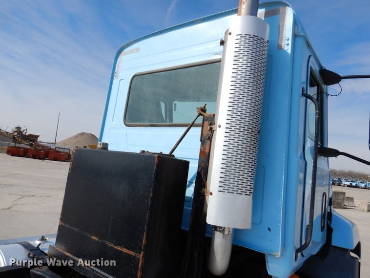 image for item KG9964 2000 Mack CX613  semi truck