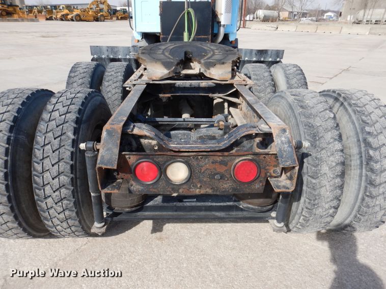 image for item KG9964 2000 Mack CX613  semi truck