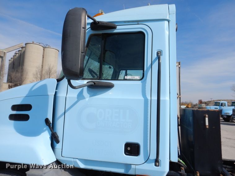 image for item KG9964 2000 Mack CX613  semi truck