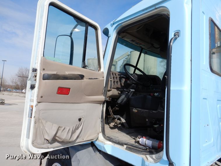 image for item KG9964 2000 Mack CX613  semi truck