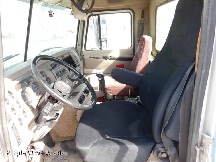 image for item KG9964 2000 Mack CX613  semi truck