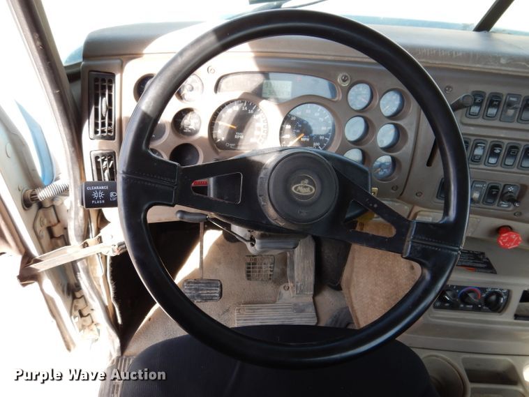 image for item KG9964 2000 Mack CX613  semi truck