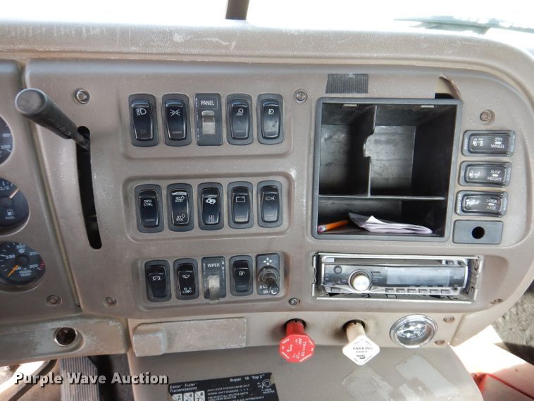 image for item KG9964 2000 Mack CX613  semi truck