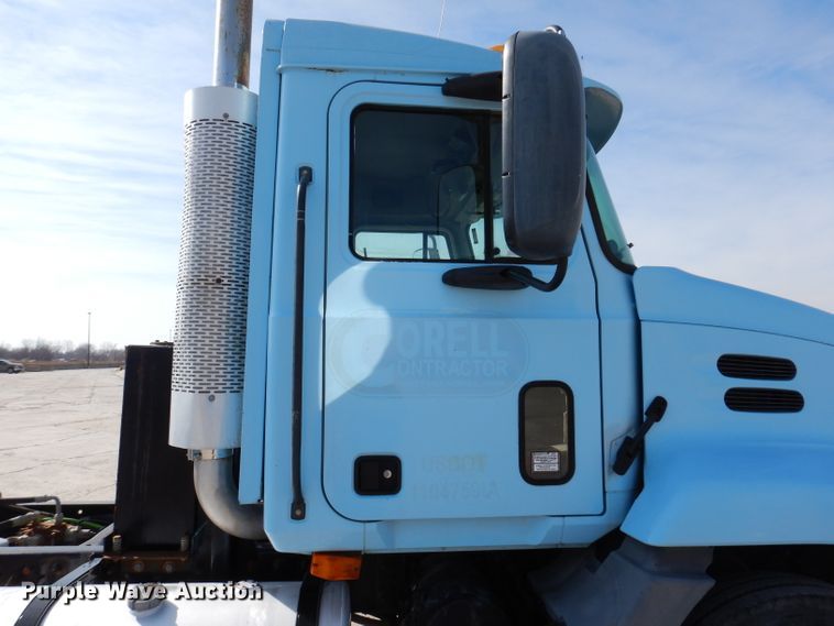 image for item KG9964 2000 Mack CX613  semi truck