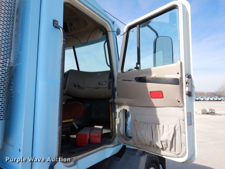 image for item KG9964 2000 Mack CX613  semi truck