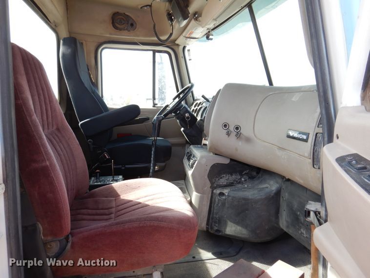 image for item KG9964 2000 Mack CX613  semi truck