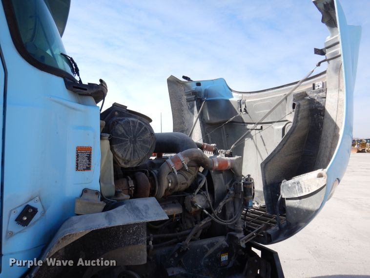 image for item KG9964 2000 Mack CX613  semi truck