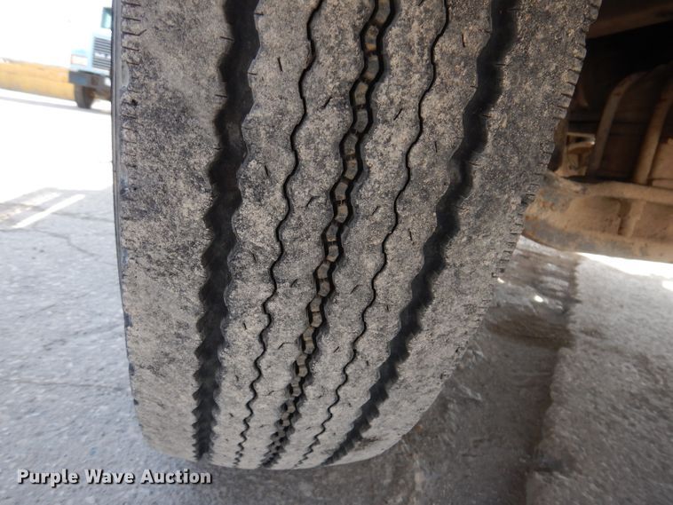 image for item KG9964 2000 Mack CX613  semi truck