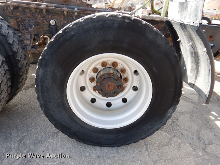 image for item KG9964 2000 Mack CX613  semi truck