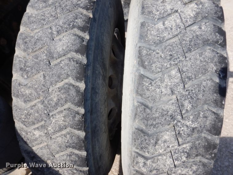 image for item KG9964 2000 Mack CX613  semi truck