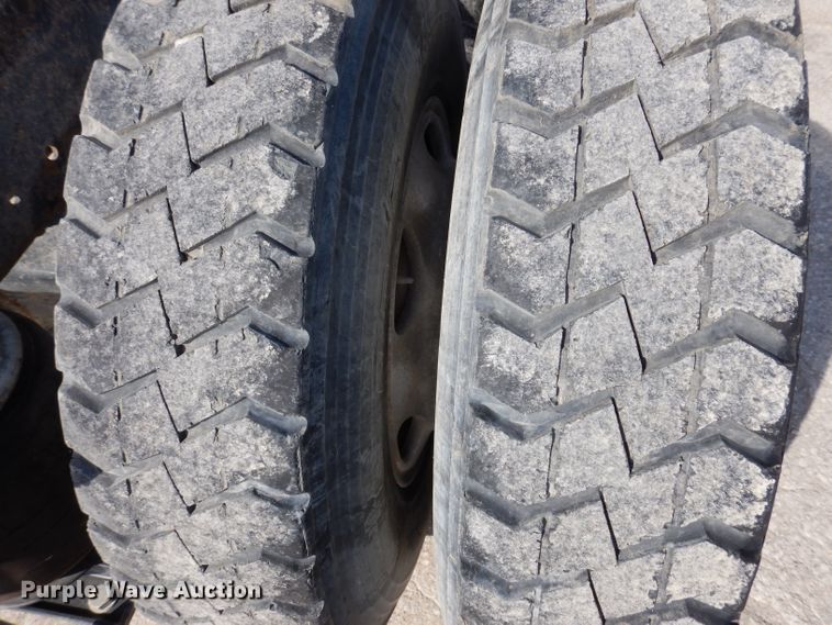 image for item KG9964 2000 Mack CX613  semi truck