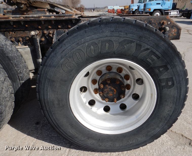 image for item KG9964 2000 Mack CX613  semi truck