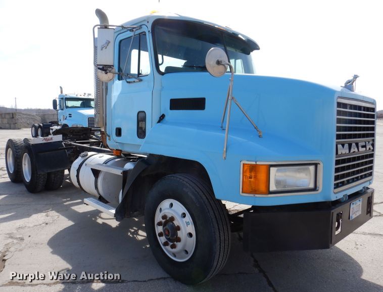 image for item KG9965 1994 Mack CH613  semi truck