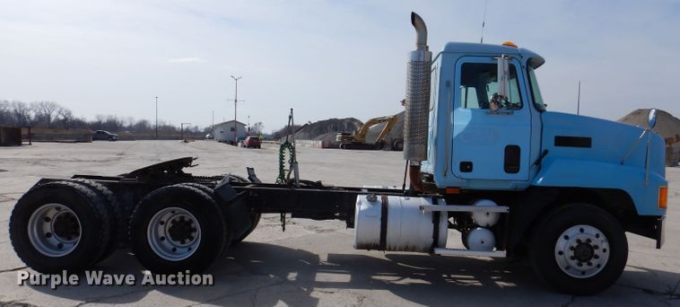 image for item KG9965 1994 Mack CH613  semi truck