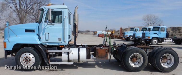image for item KG9965 1994 Mack CH613  semi truck