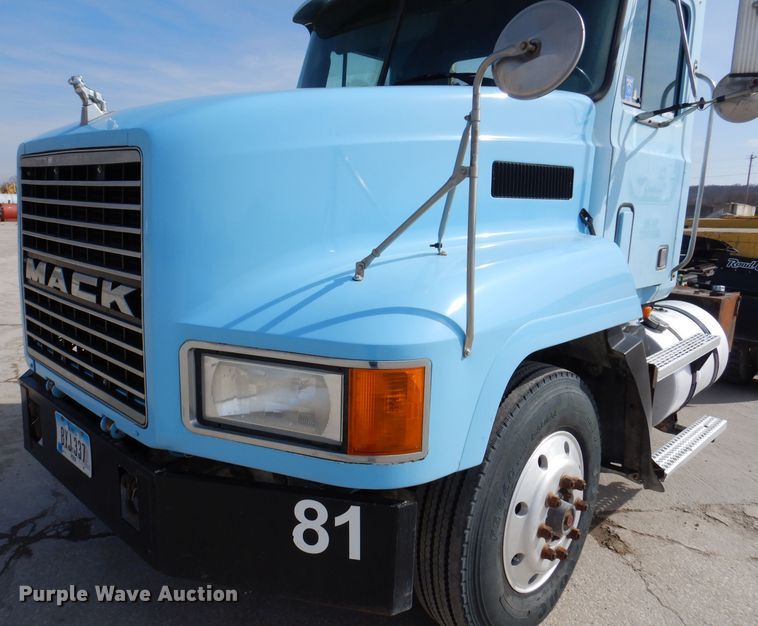 image for item KG9965 1994 Mack CH613  semi truck