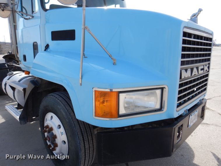 image for item KG9965 1994 Mack CH613  semi truck
