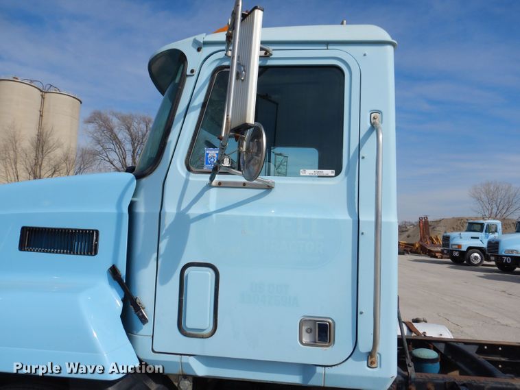 image for item KG9965 1994 Mack CH613  semi truck