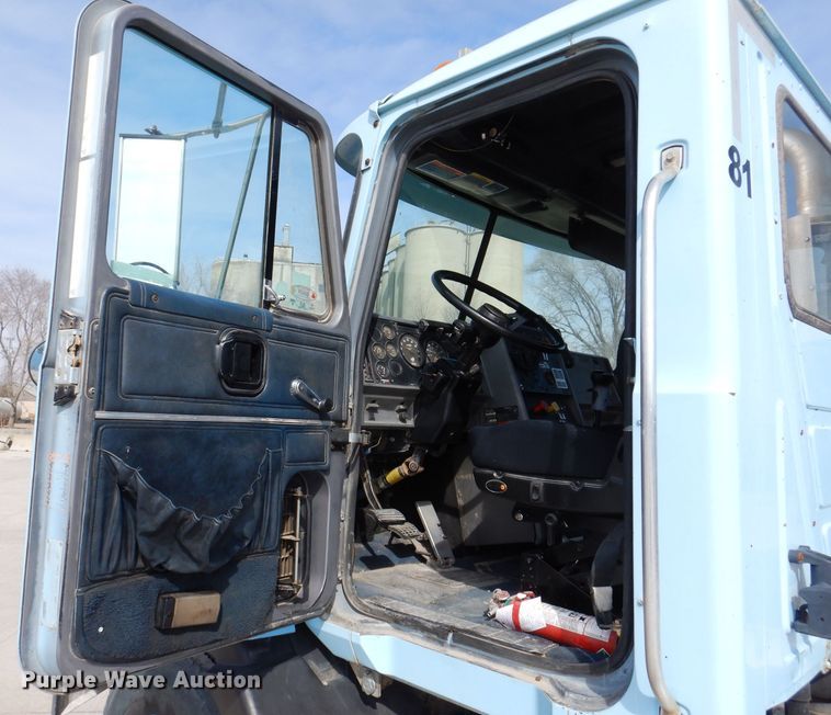 image for item KG9965 1994 Mack CH613  semi truck