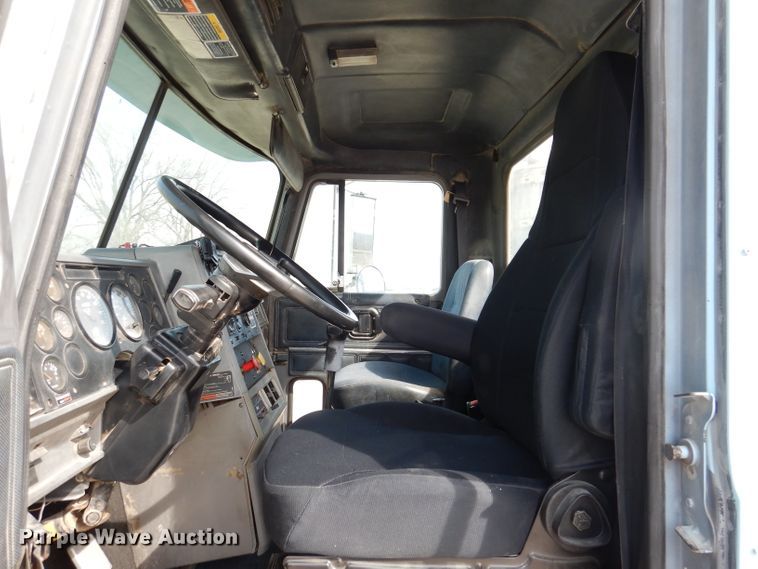 image for item KG9965 1994 Mack CH613  semi truck