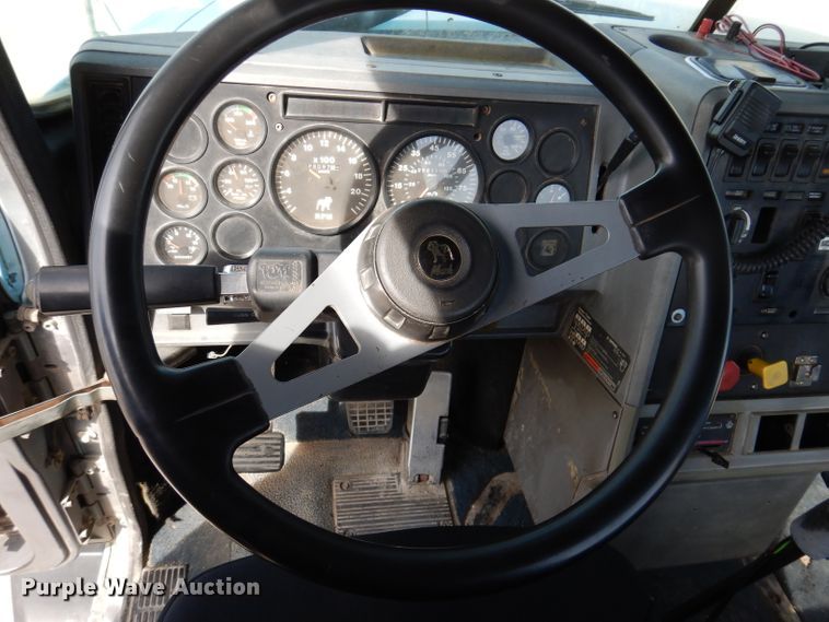 image for item KG9965 1994 Mack CH613  semi truck