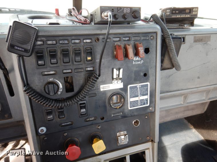 image for item KG9965 1994 Mack CH613  semi truck