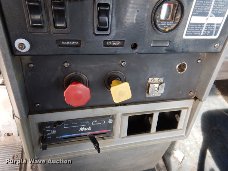 image for item KG9965 1994 Mack CH613  semi truck