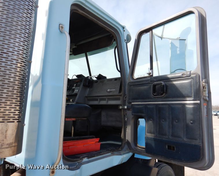 image for item KG9965 1994 Mack CH613  semi truck