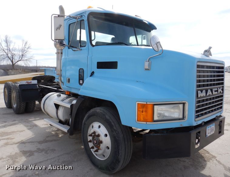 image for item KG9966 1996 Mack CH613  semi truck