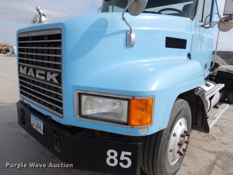 image for item KG9966 1996 Mack CH613  semi truck